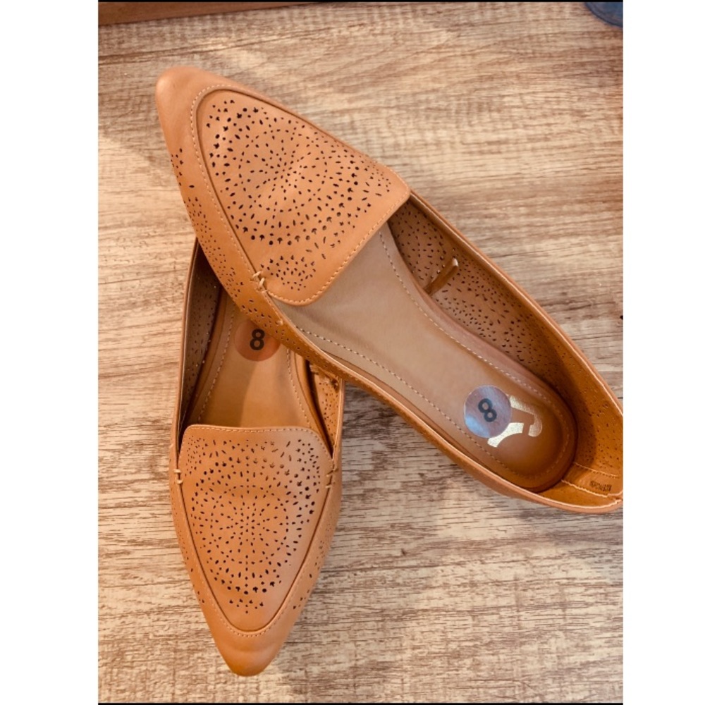 Tan pointed flats